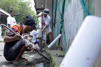 Sukarelawan Orang Muda Ganjar (OMG) Jawa Barat (Jabar) bersama warga dan pemuda Pejagalan Lama di Desa Battembat, Kecamatan Tengah Tani, Kabupaten Cirebon, gotong royong membuat 100 lubang biopori, Minggu (12/3) siang. Foto: OMG
