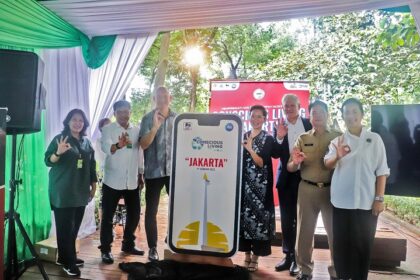 Agnes Swastikarina, Perwakilan Direktorat Pengurangan Sampah Ditjen PSLB3 KLHK; Novrizal Tahar, Direktur Penanganan Sampah Ditjen PSLB3, KLHK; Johan Boeijenga, President Director, Super Indo; Asrini Suhita, Senior Sales Director and Sustainability Leader, P&G Indonesia; Arnoud Passenier, Strategic Advisor on Circular Economy , Ministry of Infrastructure and Water Management of the Netherlands; Andri Yansyah, Kepala Dinas Tenaga Kerja, Transmigrasi dan Energi Jakarta; Yuvlinda Susanta, General Manager of Corporate Affairs & Sustainability, Super Indo bersama-sama secara resmi meluncurkan Conscious Living Jakarta. Foto: Super Indo