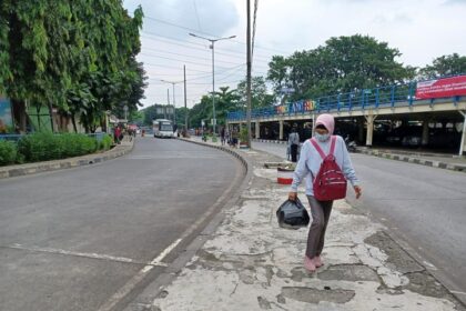 Seorang penumpang baru saja turun dari bus Antar Kota Antar Provinsi (AKAP) di Terminal Kampung Rambutan, Jakarta Timur. Foto: Joesvicar Iqbal/ipol.id