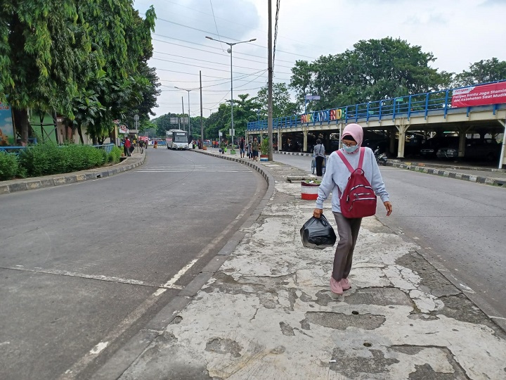 Seorang penumpang baru saja turun dari bus Antar Kota Antar Provinsi (AKAP) di Terminal Kampung Rambutan, Jakarta Timur. Foto: Joesvicar Iqbal/ipol.id