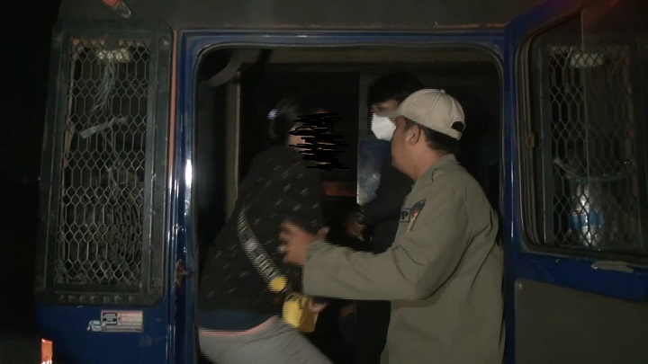 Sejumlah wanita pekerja seks komersial (PSK) terjaring Operasi Pekat di warung di tepi Kanal Banjir Timur (KBT), Kecamatan Cakung, Jakarta Timur pada Selasa (28/3) malam. Foto: satpol pp