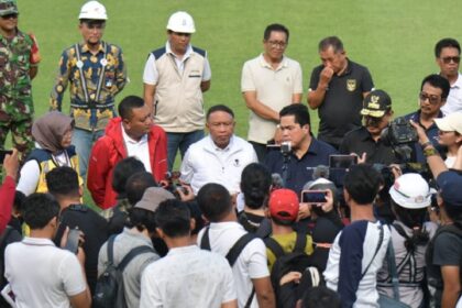 Menteri Pemuda dan Olahraga Republik Indonesia (Menpora RI) Zainudin Amali hari Minggu (12/3) sore ikut mendampingi Ketua Umum PSSI Erick Thohir yang juga sebagai Ketua Panitia Penyelenggara FIFA U-20 World Cup 2023 (LOC) meninjau kesiapan Stadion Kapten I Wayan Dipta, Kabupaten, Gianyar, Bali. Foto:bagus/kemenpora.go.id)