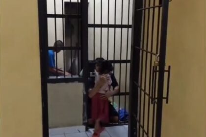 video anggota polisi di jambi membukakan pintu sel supaya tahanan bisa memeluk putrinya yang menjenguk viral di medsos begini 34