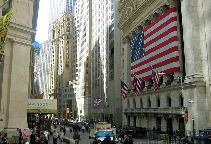 Wall Street ditutu[ menguat lantaran sentimen positif. Foto: Wikipedia
