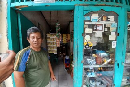 Ketua RT 06/RW 06, Kelurahan Rambutan, Kecamatan Ciracas, Jakarta Timur, Yabani, 53, menunjukan lokasi barang dagangan warungnya termasuk rokok yang digasak pelaku pencurian, Kamis (30/3). Foto: Joesvicar Iqbal/ipol.id