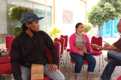 Pasangan suami isteri yakni Hamidah, 33, bersama suami Bowo, 39, di Rumah Sakit (RS) Polri Kramat Jati, Selasa (7/3), menunggu identifikasi ayahanda tercintanya Ali, 67, yang menjadi korban meninggal dunia dalam kebakaran Depo Pertamina Plumpang, Jakarta Utara. Foto: Dok Pribadi