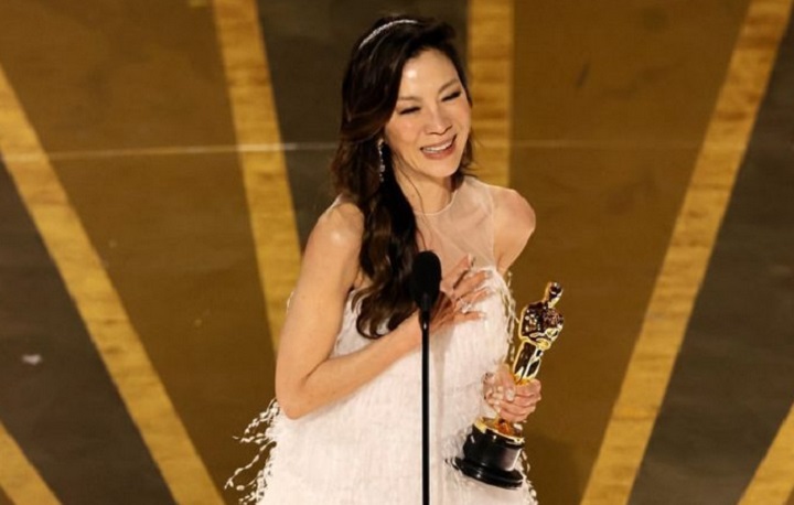 Michelle Yeoh mendapatkan Piala Oscar 2023 untuk kategori Aktris Terbaik. Dia aktris pertama ASEAN yang bisa mengagapainya. Fto: Twitter @theacademy