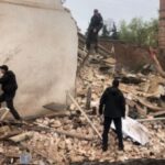Beberapa polisi memeriksa kerusakan di sebuah situs museum lokal pasca serangan rudal Rusia di kota Kupiansk, wilayah Kharkiv, Selasa 25 April 2023.