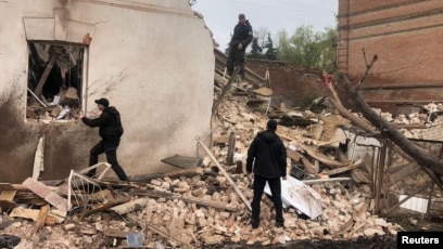 Beberapa polisi memeriksa kerusakan di sebuah situs museum lokal pasca serangan rudal Rusia di kota Kupiansk, wilayah Kharkiv, Selasa 25 April 2023.