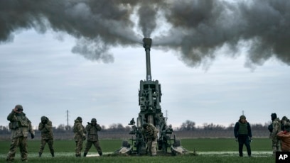 Sejumlah tentara Rusia menembakkan artileri dari meriam howitzer M777 ke arah posisi Rusia di wilayah Kherson, Ukraina, 9 Januari 2023. (Foto: AP Photo)