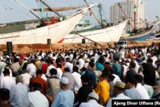 Jemaah menghadiri salat Ied Pelabuhan Sunda Kelapa, menandai berakhirnya bulan puasa Ramadhan. (Foto: REUTERS/Ajeng Dinar Ulfiana)