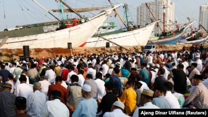 Jemaah menghadiri salat Ied Pelabuhan Sunda Kelapa, menandai berakhirnya bulan puasa Ramadhan. (Foto: REUTERS/Ajeng Dinar Ulfiana)
