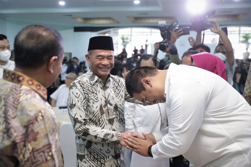 Menko PMK Muhadjir Effendy menyampaikan selamat kepada Menpora baru Dito Ariotedjo untuk menjalankan tugas yang mulia dan menantang dalam memajukan kepemudaan dan keolahragaan di tanah air melalui kementerian yang prestisius Kemenpora RI. (foto:raiky/kemenpora.go.id)