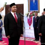 Presiden RI Jokowi (Jokowi) resmi melantik Ario Bimo Nandito Ariotedjo atau yang biasa dipanggil Dito Ariotedjo sebagai Menteri Pemuda dan Olahraga (Menpora) yang baru pada Senin (3/4) petang ini di Istana Negara, Jakarta Pusat.(foto:istimewa)