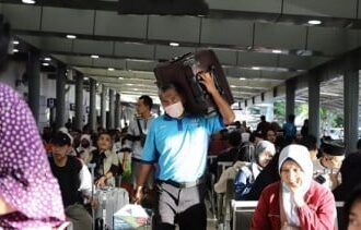 Ribuan penumpang padati stasiun Senen Hari kedua lebaran.