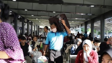 Ribuan penumpang padati stasiun Senen Hari kedua lebaran.