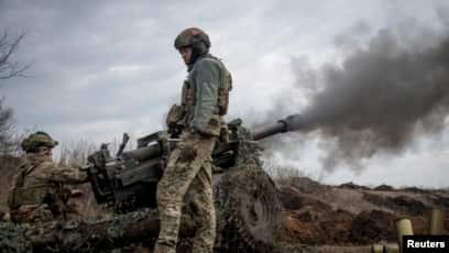 Anggota dinas Ukraina menembakkan howitzer M119 ke garis depan, di tengah serangan Rusia ke Ukraina, dekat Kota Bakhmut, Ukraina 10 Maret 2023. (Foto: REUTERS/Oleksandr Ratushniak)