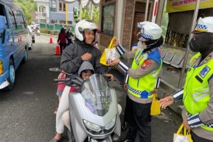 Aksi simpatik Kepolisian saat arus mudik Lebaran 2023. Foto: NTMc