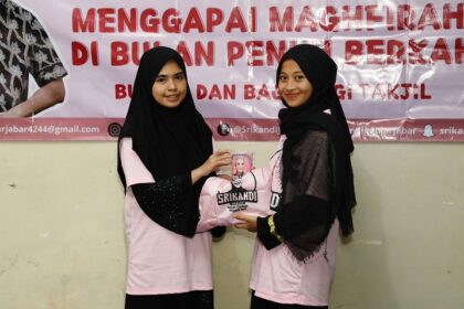 Sukarelawan Srikandi Ganjar Jawa Barat menggelar giat doa dan buka bersama (bukber) dengan Komunitas Generasi Muda Mudi Masa Kini (Gemini), di Vila Amigos, Kelurahan Cipanas, Kecamatan Cipanas, Cianjur, Jawa Barat, Minggu (16/4). Foto: Srikandi