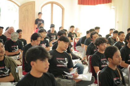 Para milenial serius mengikuti giat pembekalan anggota sukarelawan oleh GMP di Villa Bukit Zaitun Puncak, Desa Jogjoga, Kecamatan Cisarua, Kabupaten Bogor, Jawa Barat, Selasa (4/4). Foto: GMP