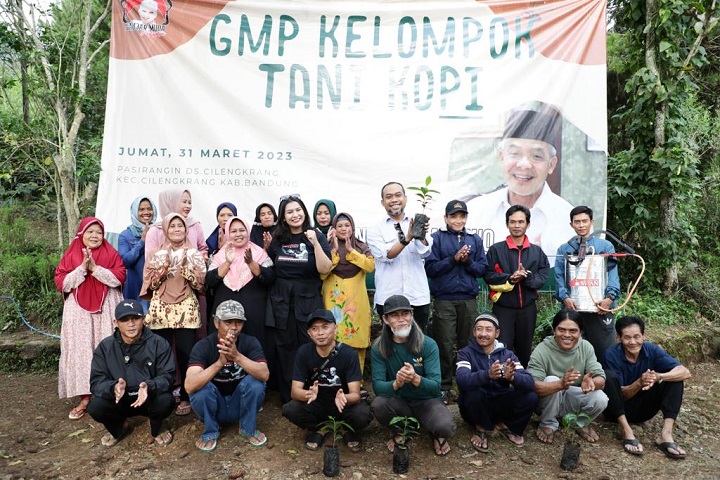 Bersama relawan Ganjar Muda Padjajaran (GMP), Direktur Program GMP, Boy Ramdhan memberikan bantuan alat pertanian dan bibit kopi kepada perwakilan Kelompok Tani Putera Manglayang, Ilman di kawasan Gunung Manglayang, Desa/Kec. Cilengkrang, Kabupaten Bandung, Jawa Barat, Jumat (31/3). Foto: GMP