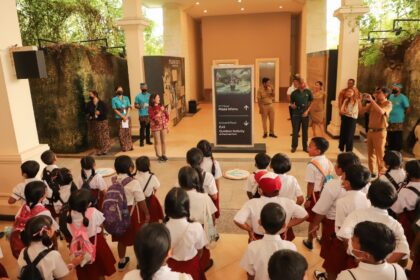 Siswa/i berbaris tertib mendengarkan sambutan dan arahan Kepala Sekolah sebelum memasuki Ruangan Garuda Sineloka. Foto: GWK