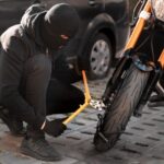 Ilustrasi - Ketika ada kesempatan, pelaku pencurian kendaraan bermotor melancarkan aksinya menggasak motor dengan cepat. Foto: Freepik