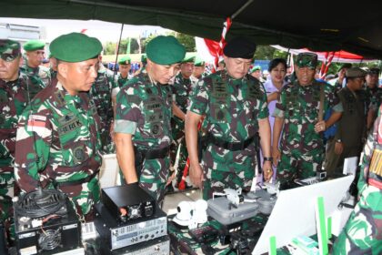 Panglima TNI, Laksamana Yudo Margono saat meninjau persiapan keberangkatan Satuan Tugas (Satgas) Pengamanan Perbatasan (Pamtas) RI-PNG Kewilayahan Provinsi Papua dan Papua Barat Yonif 721/Makassau dan Yonif 623/Bhakti Wira Utama di Pelabuhan Soekarno–Hatta Makassar, Jumat (31/3). Foto: Puspen TNI.