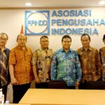 Dewan Pimpinan Pusat Ganjaran Buruh Berjuang (GBB) bersama Dewan Pimpinan Pusat Asosiasi Pengusaha Indonesia (DPP APINDO) saat melakukan pertemuan di Permata Kuningan, Jakarta. Foto: GBB. 