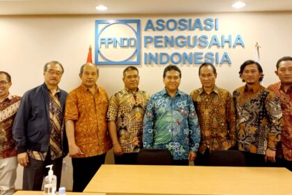 Dewan Pimpinan Pusat Ganjaran Buruh Berjuang (GBB) bersama Dewan Pimpinan Pusat Asosiasi Pengusaha Indonesia (DPP APINDO) saat melakukan pertemuan di Permata Kuningan, Jakarta. Foto: GBB. 