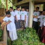 Para santri di Pondok Pesantren Darul Mutaalimin, Kota Cilegon, Banten, mendapatkan pelatihan budidaya ternak kambing dari relawan Santri Dukung Ganjar (SDG) Provinsi Banten pada Sabtu (1/4). Foto: SDG