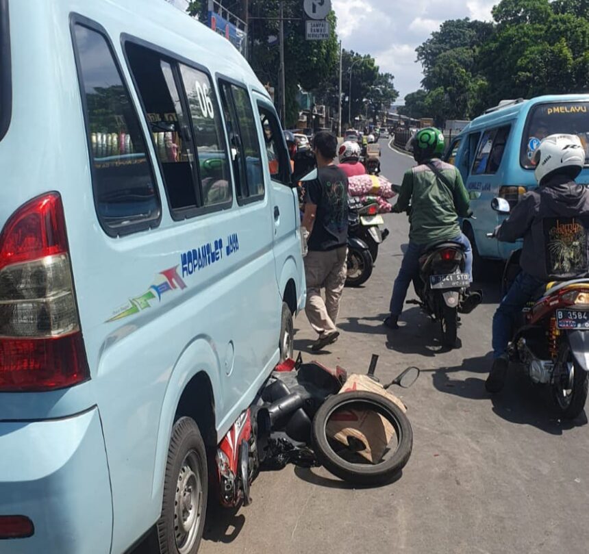 Diduga sopir ngantuk, angkot M06 jurusan Kampung Melayu-Gandaria berpelat B 1291 TV terlibat kecelakaan lalu lintas dengan lima unit sepeda motor di Jalan Raya Bogor, Kelurahan/Kecamatan Kramat Jati, Jakarta Timur, Minggu (2/4) sekitar pukul 10.30 WIB. Foto: Ist
