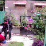 Video CCTV merekam perkelahian antara seorang pemuda dengan emak-emak berhijab hingga melibatkan masing-masing pihak di kawasan Kelurahan Kayu Manis, Kecamatan Matraman, Jakarta Timur, Senin (3/4). Foto: Tangkapan kamera video CCTV