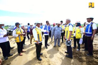 Menteri Pekerjaan Umum dan Perumahan Rakyat (PUPR) Basuki Hadimuljono meninjau progres pembangunan Jalan Tol Solo - Yogyakarta Senin (3/4).