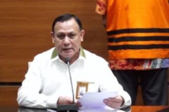 Ketua Komisi Pemberantasan Korupsi (KPK), Firli Bahuri dalam jumpa pers di Gedung Merah Putih, Jakarta Selatan, Senin (3/4). Foto: Tangkapan layar youtube.com (KPK RI).