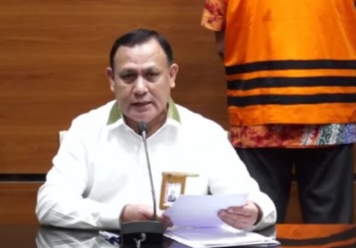 Ketua Komisi Pemberantasan Korupsi (KPK), Firli Bahuri dalam jumpa pers di Gedung Merah Putih, Jakarta Selatan, Senin (3/4). Foto: Tangkapan layar youtube.com (KPK RI).