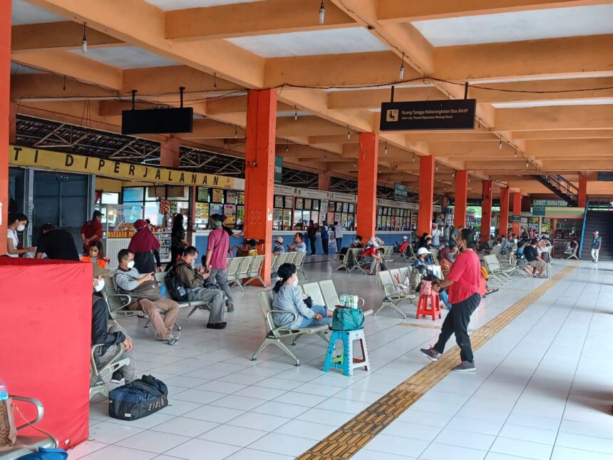 Terminal Kampung Rambutan, Kecamatan Ciracas, Jakarta Timur bersiap hadapi keberangkatan penumpang pada mudik Lebaran 2023. Foto: Joesvicar Iqbal/ipol.id