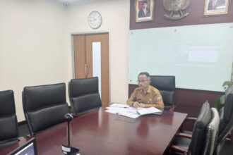 Direktur Jenderal (Dirjen) Bina Pemerintahan Desa (Pemdes) Kementerian Dalam Negeri (Kemendagri) Eko Prasetyanto Purnomo Putro saat mengikuti secara virtual Rapat Evaluasi PSN, Senin (3/4). Foto: Dok Puspen Kemendagri.