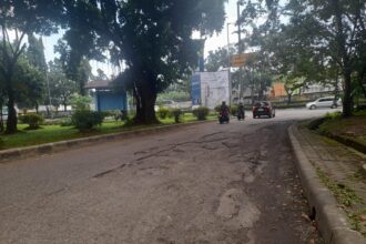 Akses jalan menuju Park and Ride Terminal Kampung Rambutan, Kelurahan Rambutan, Kecamatan Ciracas, Jakarta Timur rusak dan berlubang, Senin (3/4). Foto: Ist