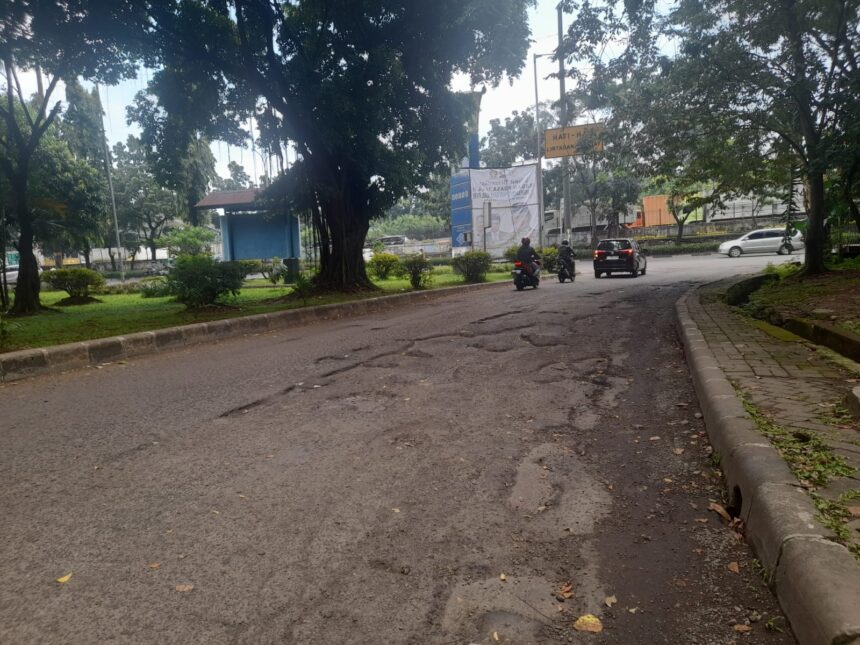 Akses jalan menuju Park and Ride Terminal Kampung Rambutan, Kelurahan Rambutan, Kecamatan Ciracas, Jakarta Timur rusak dan berlubang, Senin (3/4). Foto: Ist