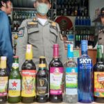 Sebanyak 261 botol minuman beralkohol (Minol) Golongan A, B dan C diamankan aparat Satuan Polisi Pamong Praja (Satpol PP) Kecamatan Kebayoran Lama, Kota Administrasi Jakarta Selatan dalam Operasi Pekat pelanggar Perda dan Perkada, Selasa (4/4) siang. Foto: Ist