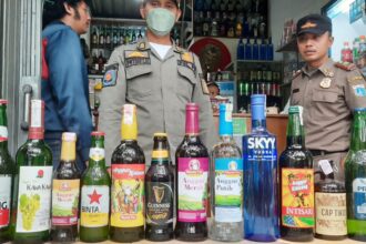 Sebanyak 261 botol minuman beralkohol (Minol) Golongan A, B dan C diamankan aparat Satuan Polisi Pamong Praja (Satpol PP) Kecamatan Kebayoran Lama, Kota Administrasi Jakarta Selatan dalam Operasi Pekat pelanggar Perda dan Perkada, Selasa (4/4) siang. Foto: Ist