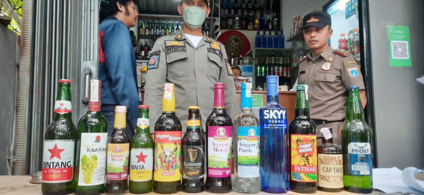 Sebanyak 261 botol minuman beralkohol (Minol) Golongan A, B dan C diamankan aparat Satuan Polisi Pamong Praja (Satpol PP) Kecamatan Kebayoran Lama, Kota Administrasi Jakarta Selatan dalam Operasi Pekat pelanggar Perda dan Perkada, Selasa (4/4) siang. Foto: Ist