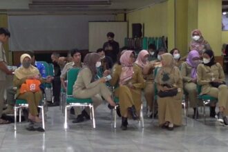 Para Aparatur Sipil Negara (ASN) antusias menukarkan uangnya dengan uang baru di layanan mobil keliling Bank Indonesia di Lobi Blok A kantor Pemkot Jakarta Timur, Selasa (4/4) siang. Foto: Ist