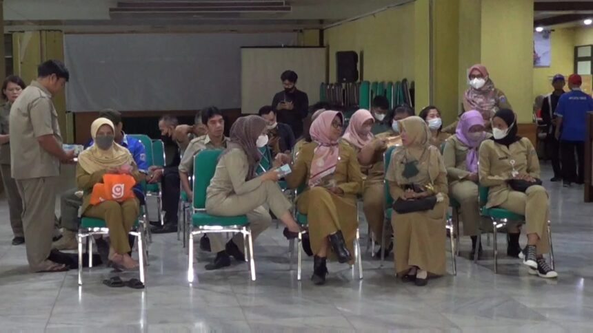 Para Aparatur Sipil Negara (ASN) antusias menukarkan uangnya dengan uang baru di layanan mobil keliling Bank Indonesia di Lobi Blok A kantor Pemkot Jakarta Timur, Selasa (4/4) siang. Foto: Ist