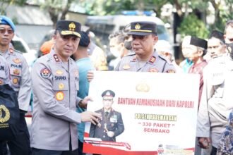 Kepala Divisi Humas Polri, Irjen Pol Shandi Nugroho mewakili Kapolri Jenderal Listyo Sigit Prabowo memberikan bantuan sosial (bansos) sebanyak 2 ribu paket sembako, pembagian bansos di antaranya disebar di wilayah Jakarta Utara, Rabu (5/4). Foto: Divhumas Polri