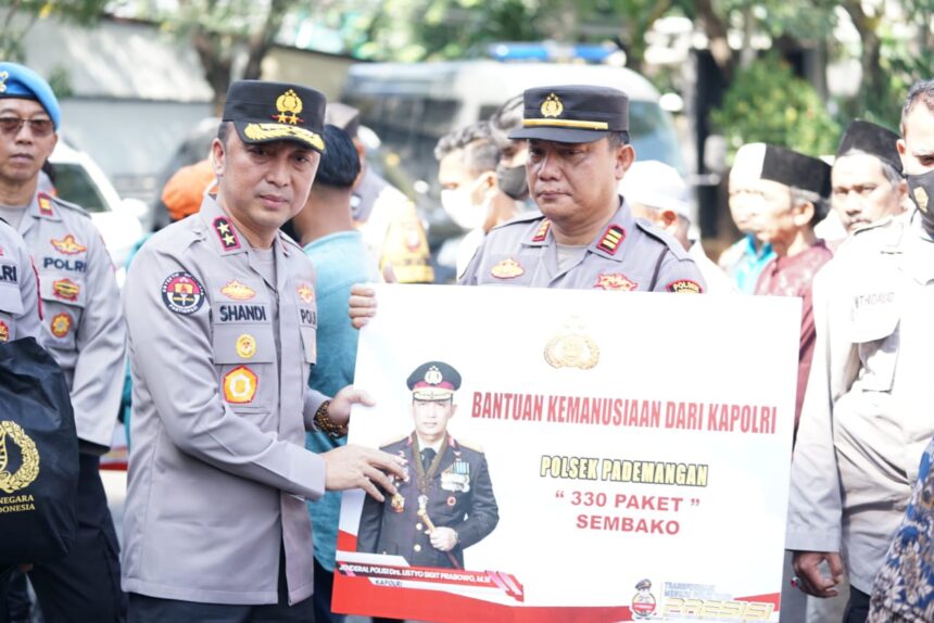 Kepala Divisi Humas Polri, Irjen Pol Shandi Nugroho mewakili Kapolri Jenderal Listyo Sigit Prabowo memberikan bantuan sosial (bansos) sebanyak 2 ribu paket sembako, pembagian bansos di antaranya disebar di wilayah Jakarta Utara, Rabu (5/4). Foto: Divhumas Polri