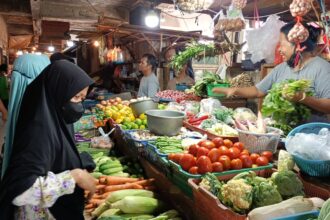 Pada bulan Ramadan 2023, pembeli memilih sayur mayur untuk dibuat masakan saat berbuka maupun bersantap sahur di Pasar Rawamangun, Jakarta Timur, Rabu (5/4). Foto: Joesvicar Iqbal/ipol.id