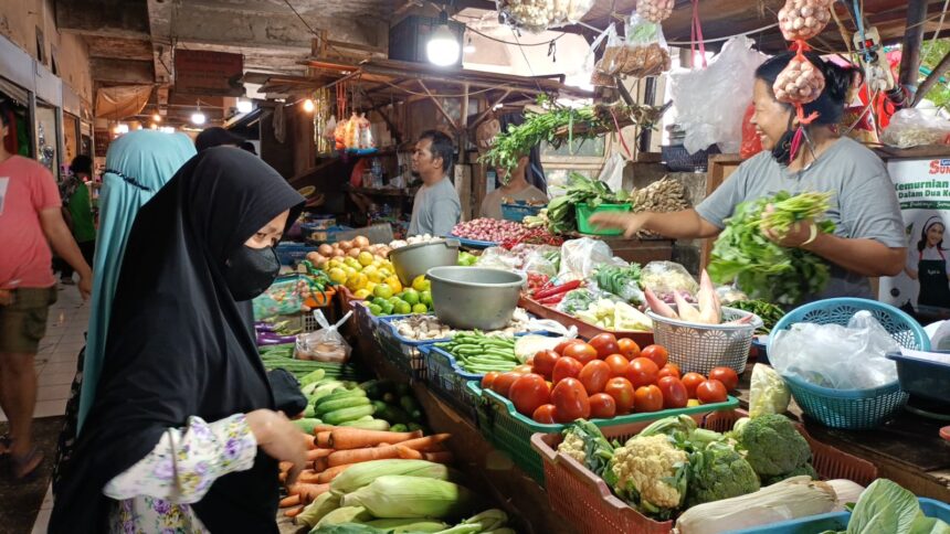 Pada bulan Ramadan 2023, pembeli memilih sayur mayur untuk dibuat masakan saat berbuka maupun bersantap sahur di Pasar Rawamangun, Jakarta Timur, Rabu (5/4). Foto: Joesvicar Iqbal/ipol.id