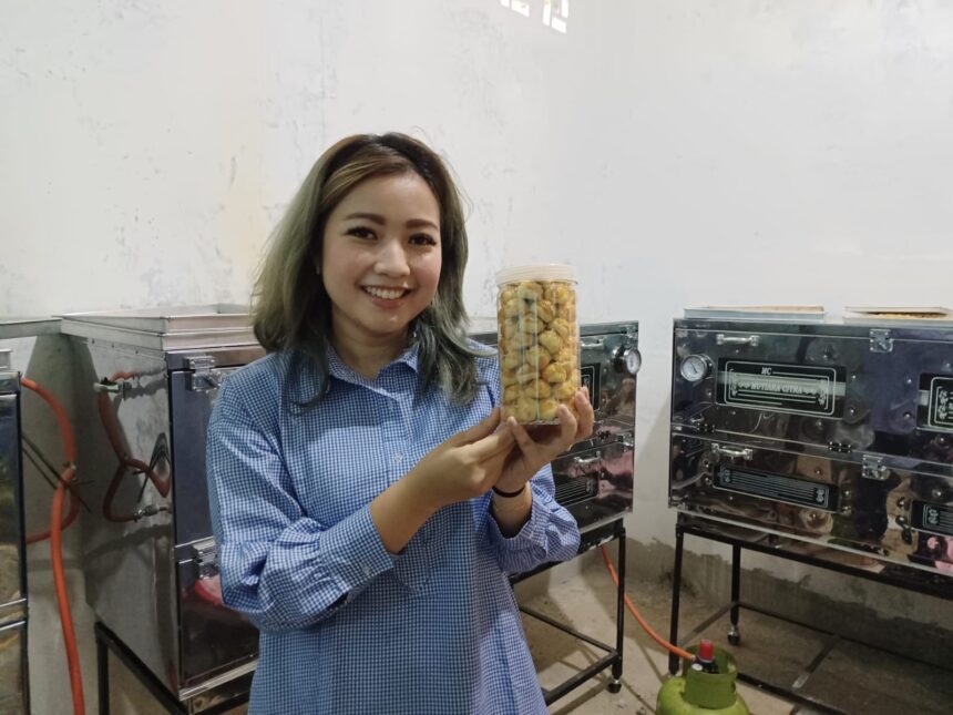 Owner Kue Kylie, Farah Tri Maharani menunjukkan produksi kue keringnya di tempat usaha rumahannya di kawasan Kelurahan Kalisari, Kecamatan Pasar Rebo, Jakarta Timur, Kamis (6/4). Foto: Joesvicar Iqbal/ipol.id